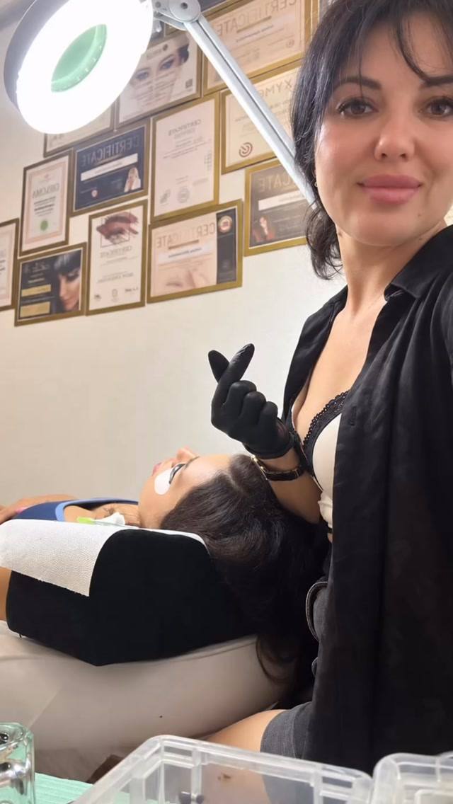 Gulnaz en su cabina, rodeada de sus certificados